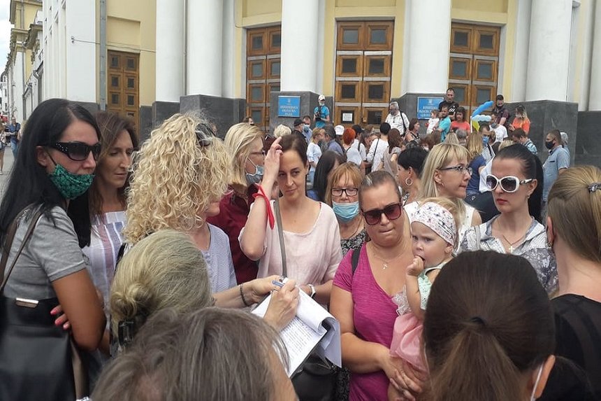 Новини Вінниці / Біля Вінницької ОДА батьки з дітьми мітингували проти дистанційного навчання