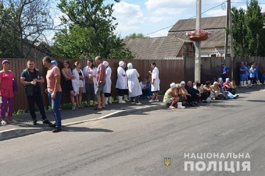 Новини Вінниці / На Вінниччині повідомили про вибухівку на молокозаводі: поліцейські евакуювали близько сотні людей (ФОТО)