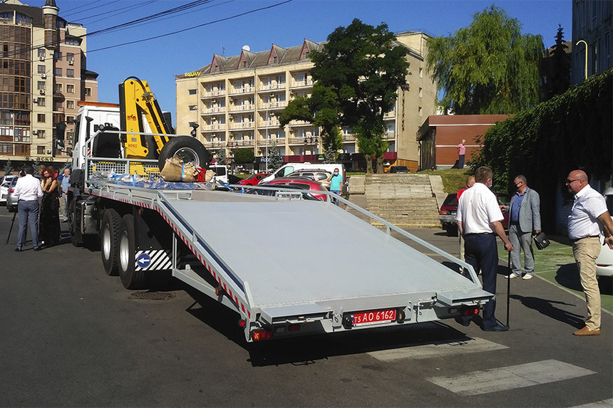 До Вінниці привезли евакуатор, який здатний «прибирати» з дороги будь-який джип порушника (ФОТО) / Новости Винницы и области / Інформаційний портал На Париже Новини Вінниці / До Вінниці привезли евакуатор, який здатний «прибирати» з дороги будь-який джип порушника (ФОТО)