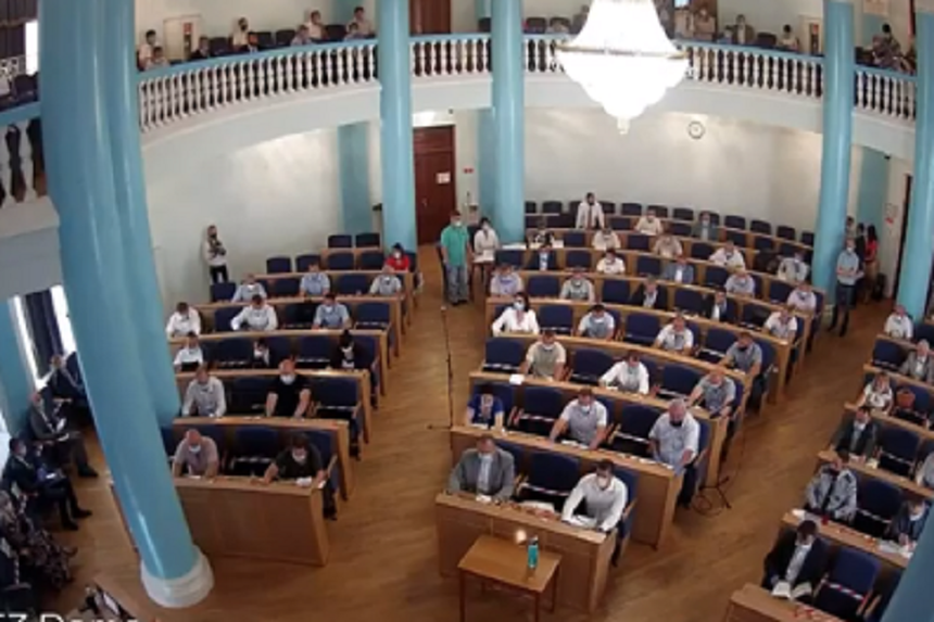 Новини Вінниці / Депутати Вінницької облради зібрались на "карантинну" сесію: голосують руками та планшетами
