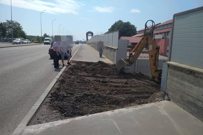Новини Вінниці / У Вінниці для будівництва приватного будинку зруйнували тротуар (ФОТО)