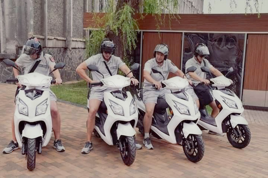 Новини Вінниці / Вінницьким інспекторам з патрулювання видали електроскутери 