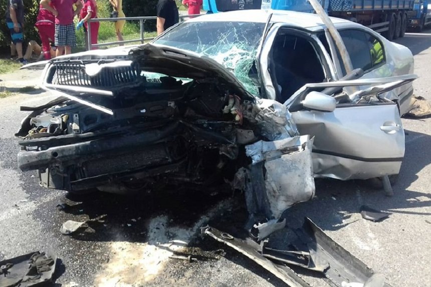 Новини Вінниці / "Мерседес" та "Шкода" зіткнулись у Вінниці: обох водіїв госпіталізовано (ФОТО, ВІДЕО)