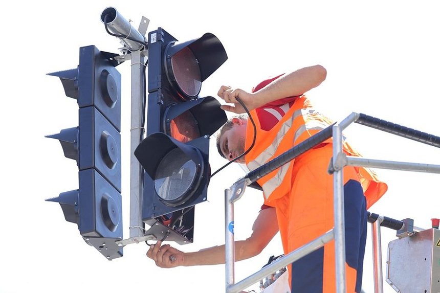 Новини Вінниці / У Вінниці біля нової школи на Поділлі монтують світлофор (ФОТО)