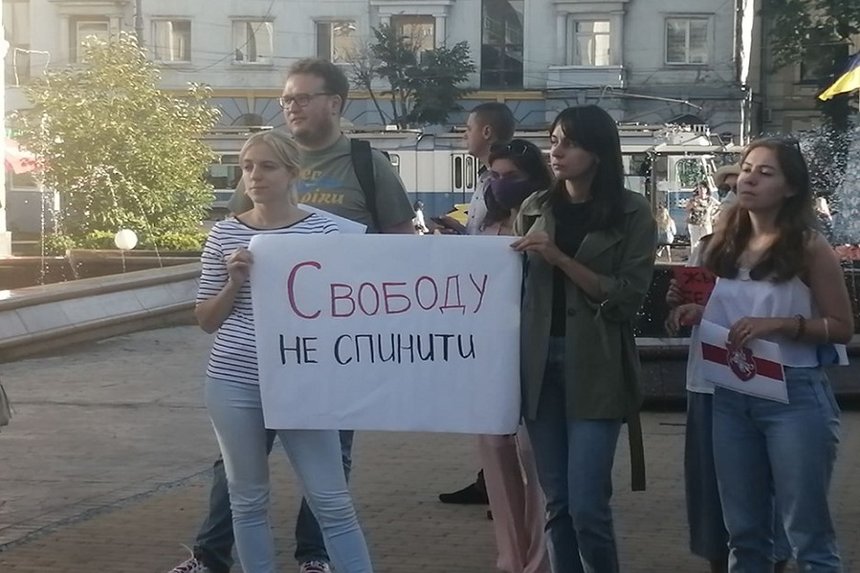 Вінничани вийшли на Майдан для підтримки білоруського народу (ФОТО, ВІДЕО) / Новости Винницы и области / Інформаційний портал На Париже Новини Вінниці / Вінничани вийшли на Майдан для підтримки білоруського народу (ФОТО, ВІДЕО)