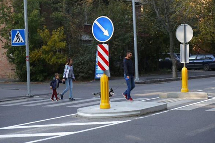 Новини Вінниці / У Вінниці водій «зніс» стовпчик на острівці безпеки та таранив опору (ВІДЕО)