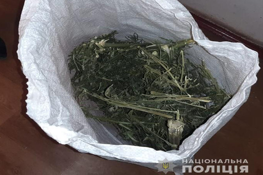 Близько двох кілограм конопель вилучили у юнака з Вінниччини (ФОТО) / Новости Винницы и области / Інформаційний портал На Париже Новини Вінниці / Близько двох кілограм конопель вилучили у юнака з Вінниччини (ФОТО)