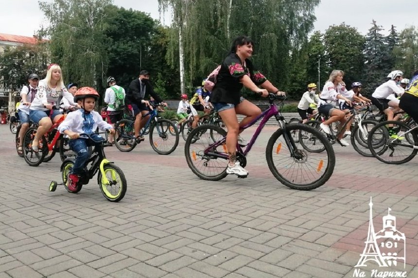 Новини Вінниці / Більше сотні вінничан у вишиванках виїхали на велопарад у День Незалежності (ФОТО, ВІДЕО)