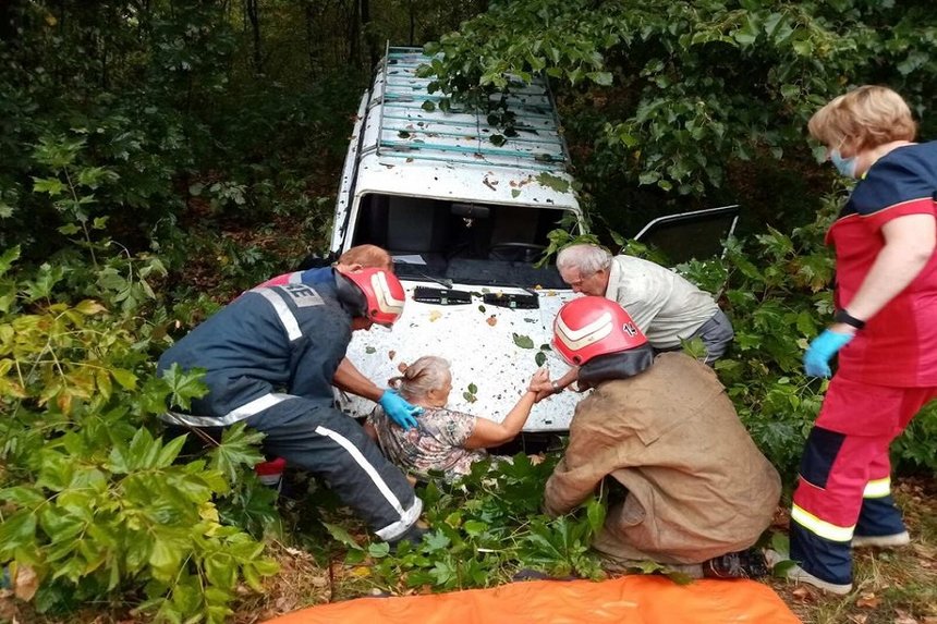 Новини Вінниці / На Вінниччині сталась ДТП: пасажирку з автівки діставали рятувальники