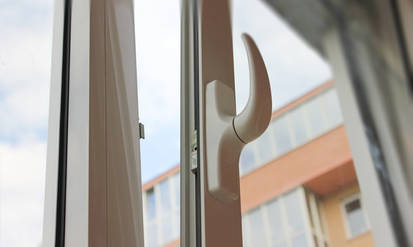 Нещасний випадок чи самогубство? У Вінниці чоловік випав з вікна багатоповерхівки (ВІДЕО) / Новости Винницы и области / Інформаційний портал На Парижі Новини Вінниці / Нещасний випадок чи самогубство? У Вінниці чоловік випав з вікна багатоповерхівки (ВІДЕО)