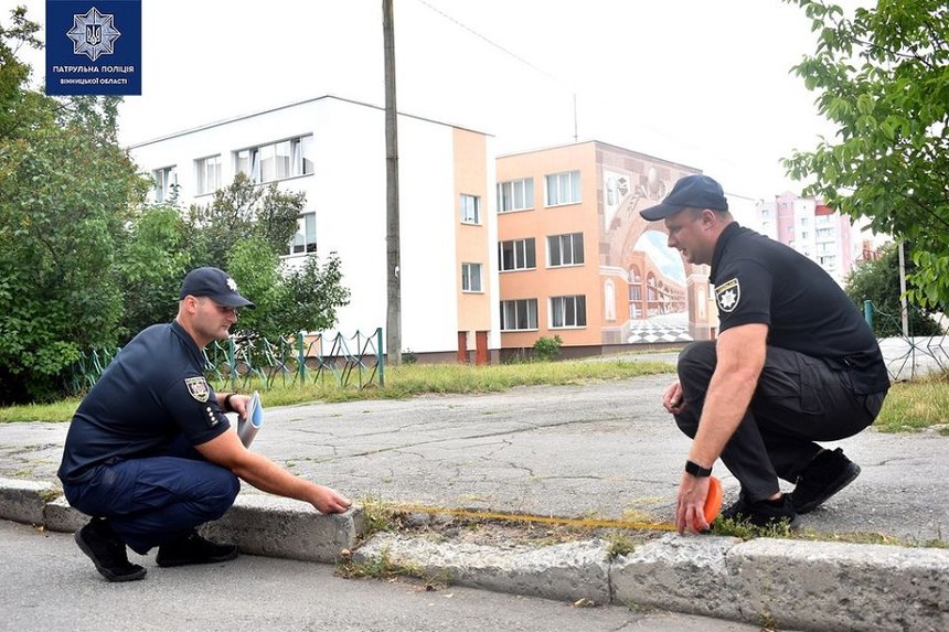 Новини Вінниці / У Вінниці патрульні обстежують дороги біля шкіл (ФОТО)