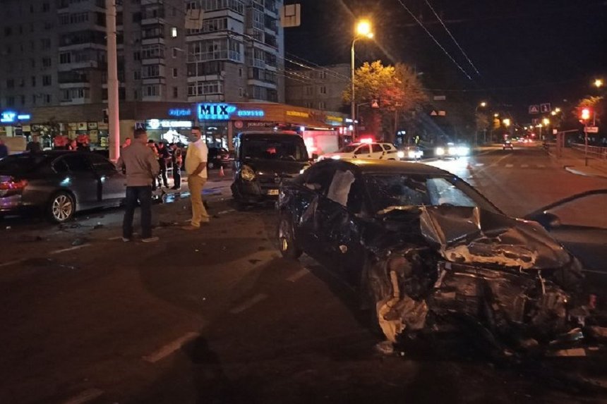 Новини Вінниці / Нічна аварія на Космонавтів у Вінниці: постраждало троє людей (ФОТО)