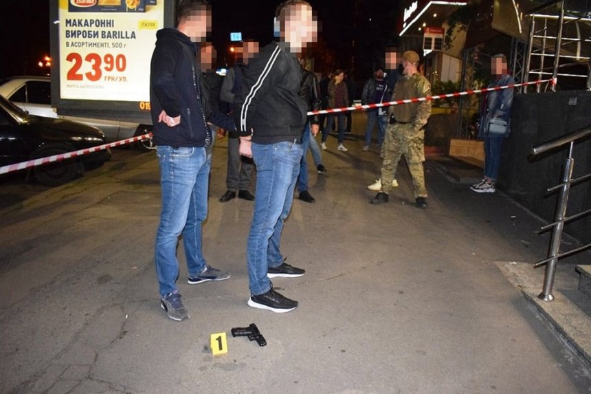 Новини Вінниці / Стрілянина біля універмагу у Вінниці: не помирились двоє молодиків 