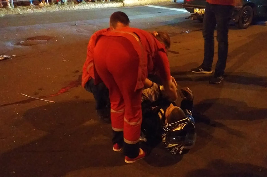 ДТП з мотоциклом та двома автівками у Вінниці: лікарі рятують мотоцикліста (ФОТО, ВІДЕО) / Новости Винницы и области / Інформаційний портал На Париже Новини Вінниці / ДТП з мотоциклом та двома автівками у Вінниці: лікарі рятують мотоцикліста (ФОТО, ВІДЕО)