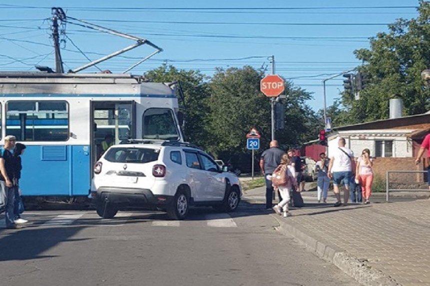 Новини Вінниці / У Вінниці на Келецькій Renault Duster "таранив" трамвай 