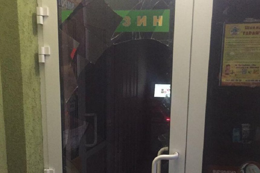 Новини Вінниці / Розбив двері каменем, але не встиг винести гроші: у Калинівці на Вінниччині житель Київщини хотів обікрасти магазин (ФОТО)