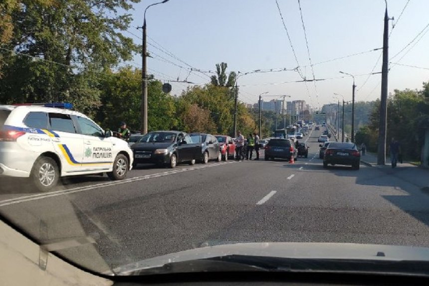Новини Вінниці / Чотири автівки зіткнулися біля Київського мосту у Вінниці: був значний затор, але рух вже відновили