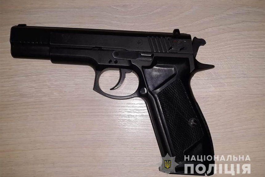 Новини Вінниці / На дачі вінничанин стріляв у сусідку: жінка не розгубилася та вихопила зброю 