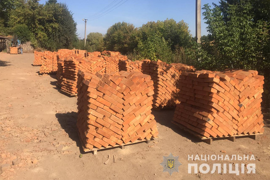 Новини Вінниці / Глиняні «війни»: на Вінниччині поліція вилучила у виробника чергову партію цегли
