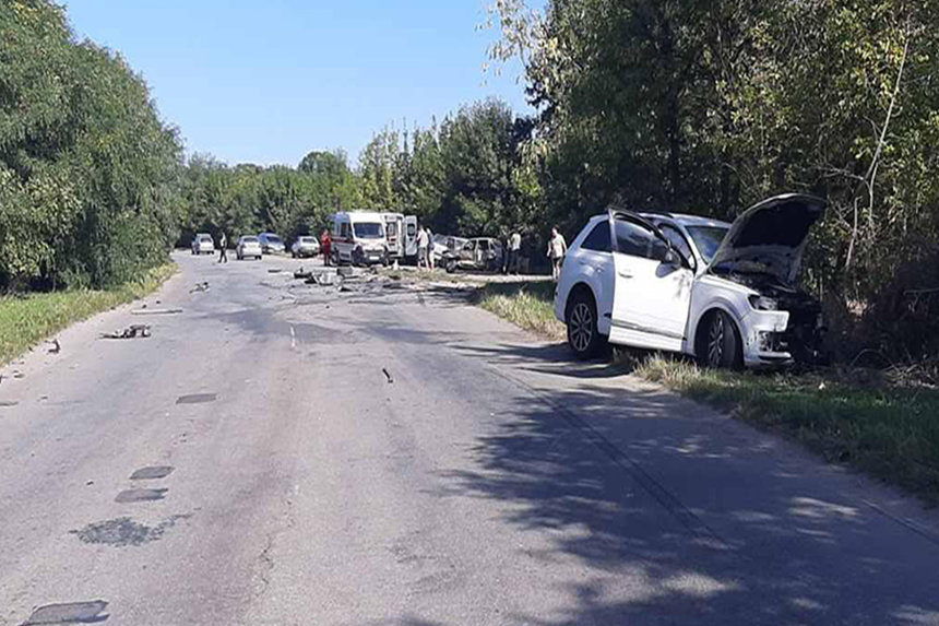 Новини Вінниці / Поблизу Вінниці у ДТП загинули двоє людей, а дітей доставлено у лікарню (ФОТО)