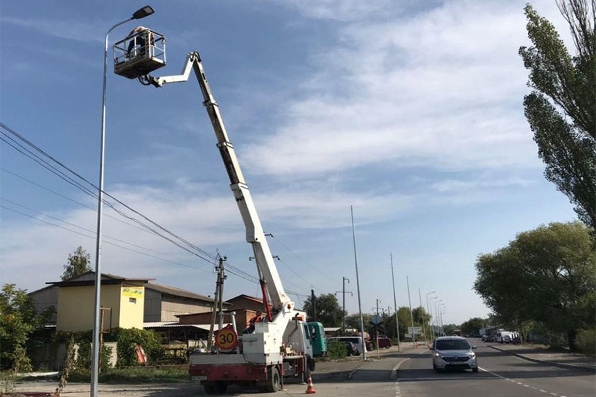 Новини Вінниці / У Вінниці на побудованій цьогоріч дорозі по вулиці Гонти встановлюють світлодіодні ліхтарі