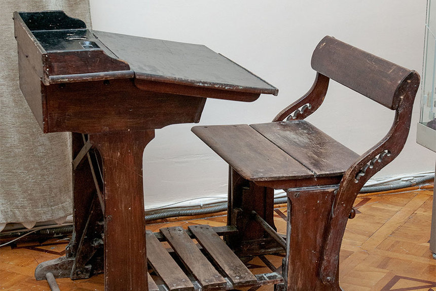 Новини Вінниці / Вінницькому музею подарували «правильну» парту, виготовлену за кресленнями 150-річної давнини