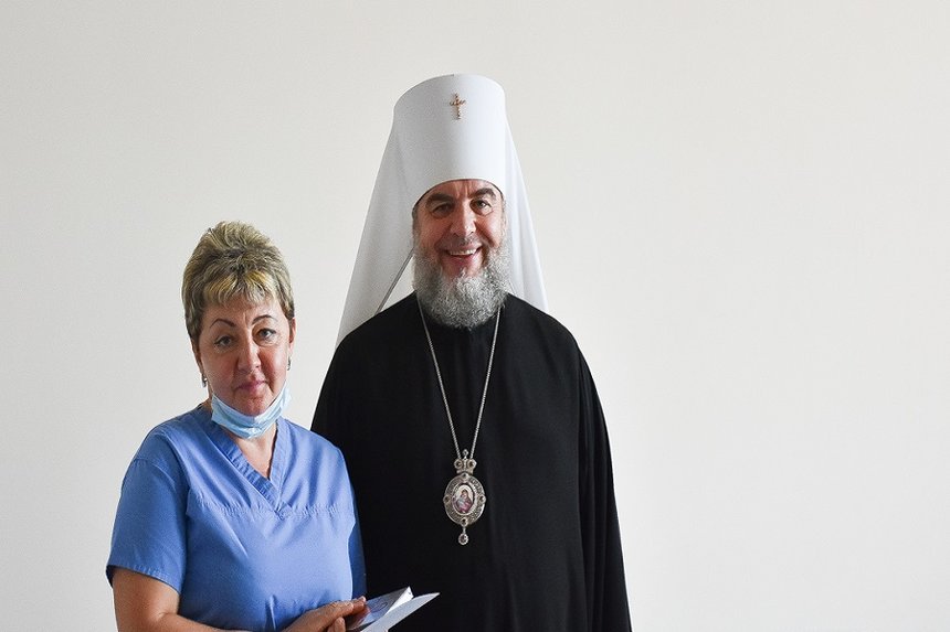 Новини Вінниці /  Митрополит Симеон відзначив медичних працівників, які опікуються хворими на COVID-19