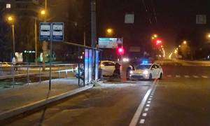 Новини Вінниці / У Вінниці вночі нетверезий водій розніс павільйон на зупинці (ФОТО) 