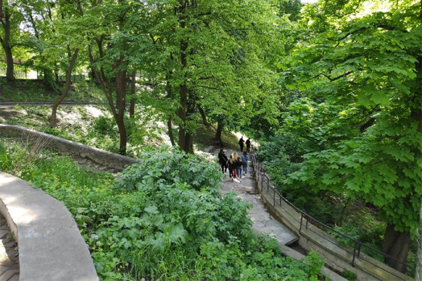 Новини Вінниці / Вінничани збирають підписи під проєктом реконструкції скверу Панорама зі сходами Артинова (ВІДЕО)