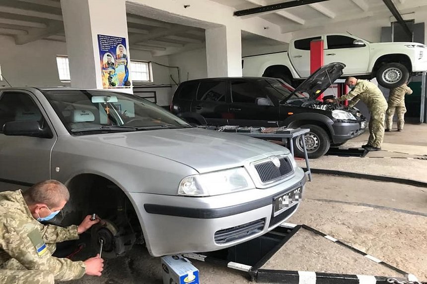 Новини Вінниці / Прикордонники з Вінниччини «перевзувають» автівки на зиму