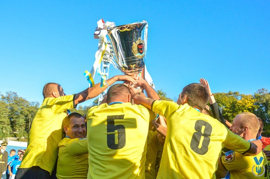 Новини Вінниці / «Ягуарівці» з Вінниччини отримали Кубок Героїв футбольної Ліги учасників АТО