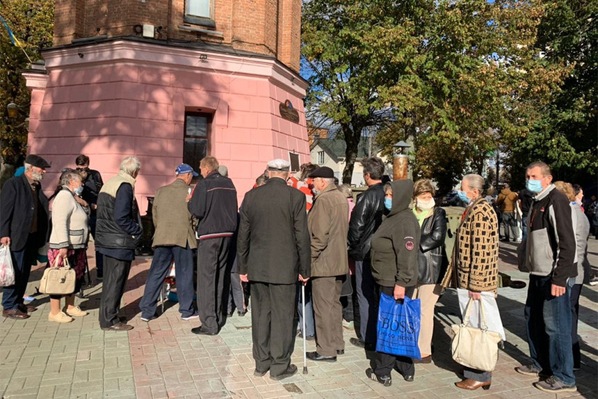 Новини Вінниці / У поліції Вінниці вбачають ознаки підкупу виборців: представники ОПЗЖ на чолі з Узелковим біля Вежі «пригощали» пенсіонерів гречаною кашею (ФОТО) 