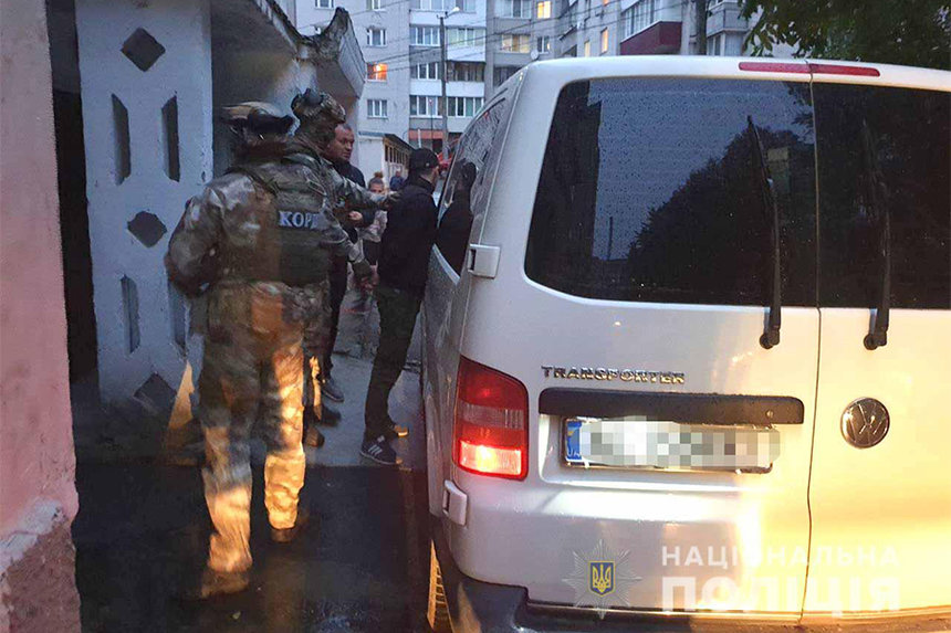 Новини Вінниці / Затримано групу «гастролерів», які винесли золото з будинку під Вінницею