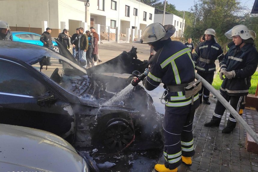 "Мерседес" і "Шкода" горіли у Вінниці в мікрорайоні Поділля / Новости Винницы и области / Інформаційний портал На Париже Новини Вінниці / "Мерседес" і "Шкода" горіли у Вінниці в мікрорайоні Поділля