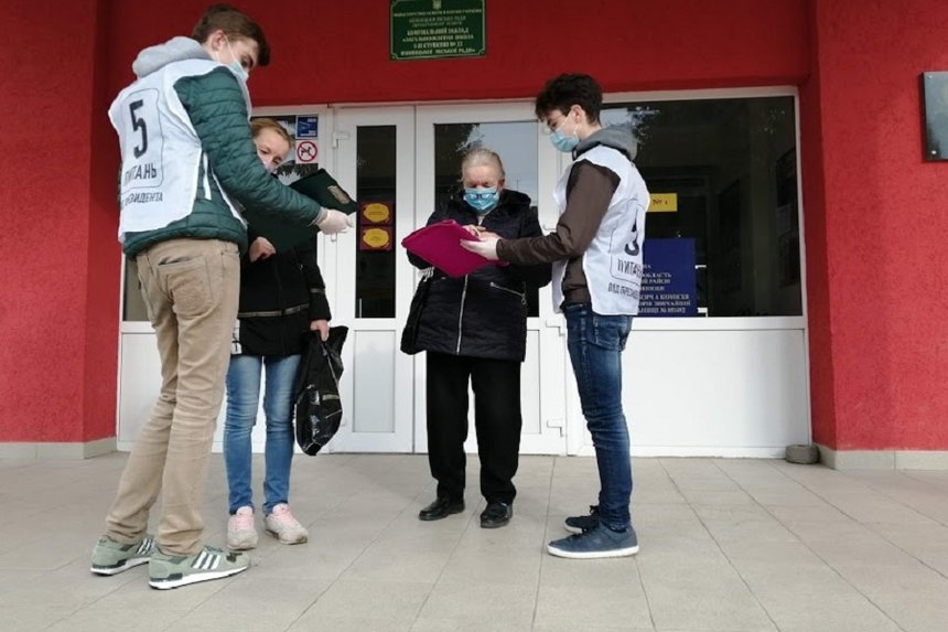 Новини Вінниці / Президентським "опитувальникам" у Вінниці заборонили говорити, а в ТВК переплутали чоловіка й дружину: як у місті розпочалось голосування (ФОТО, ВІДЕО)