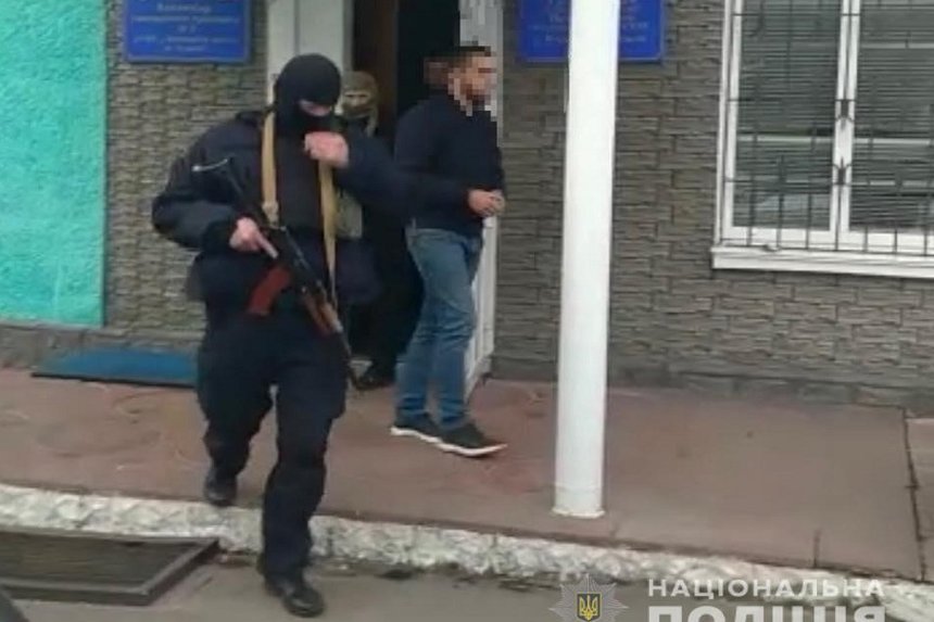 Новини Вінниці / Вночі на Вінниччині напали на членів ДВК: поліцейський застосував зброю (ФОТО)