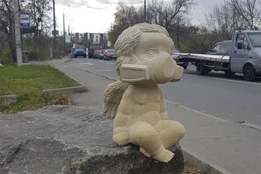 Новини Вінниці / У Вінниці вандали викрали скульптуру янгола в респіраторі