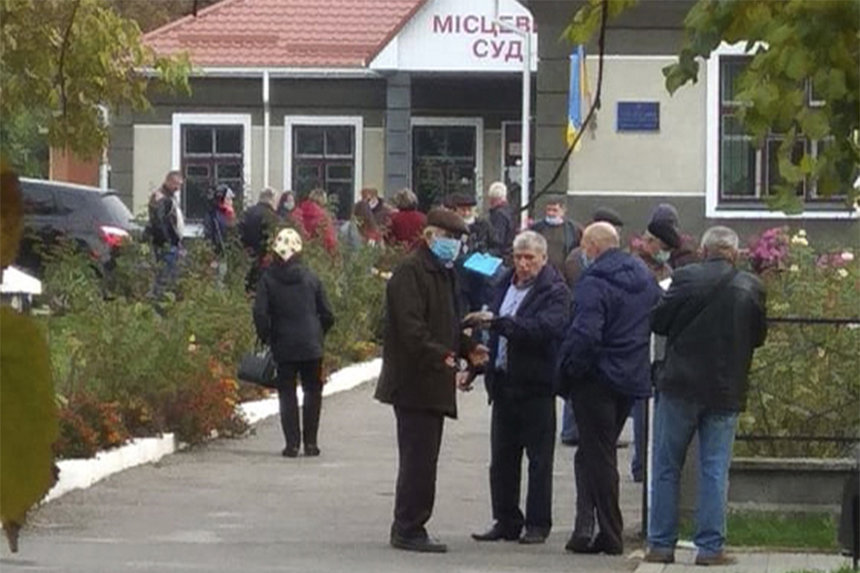 Новини Вінниці / На Вінниччині прихильники кандидата на голову ОТГ взяли в облогу районний суд 