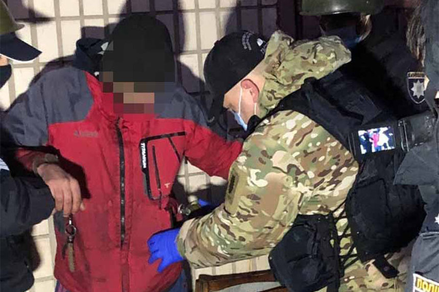 Новини Вінниці / Поблизу Вінниці затримали чоловіка з арсеналом зброї, який погрожував підірвати гранати на підприємстві