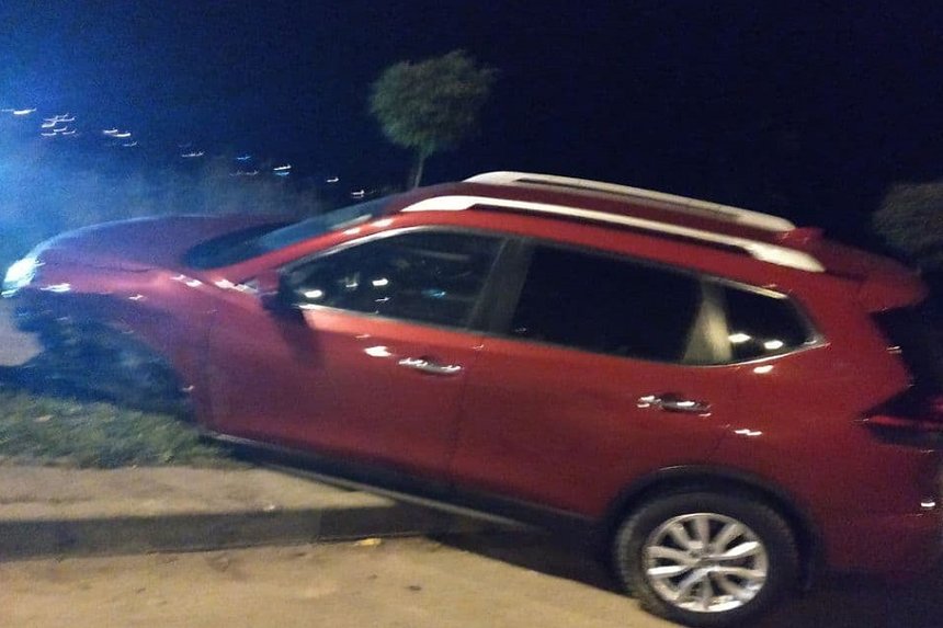 Вночі у Вінниці водій Audi протаранив Nisan, в'їхав у паркан, збив два дерева і втік з місця ДТП (ФОТО) / Новости Винницы и области / Інформаційний портал На Париже Новини Вінниці / Вночі у Вінниці водій Audi протаранив Nisan, в'їхав у паркан, збив два дерева і втік з місця ДТП (ФОТО)