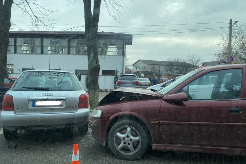 У Вінниці не розминулись "Ауді" та "Опель": до лікарні забрали двох людей / Новости Винницы и области / Інформаційний портал На Париже Новини Вінниці / У Вінниці не розминулись "Ауді" та "Опель": до лікарні забрали двох людей