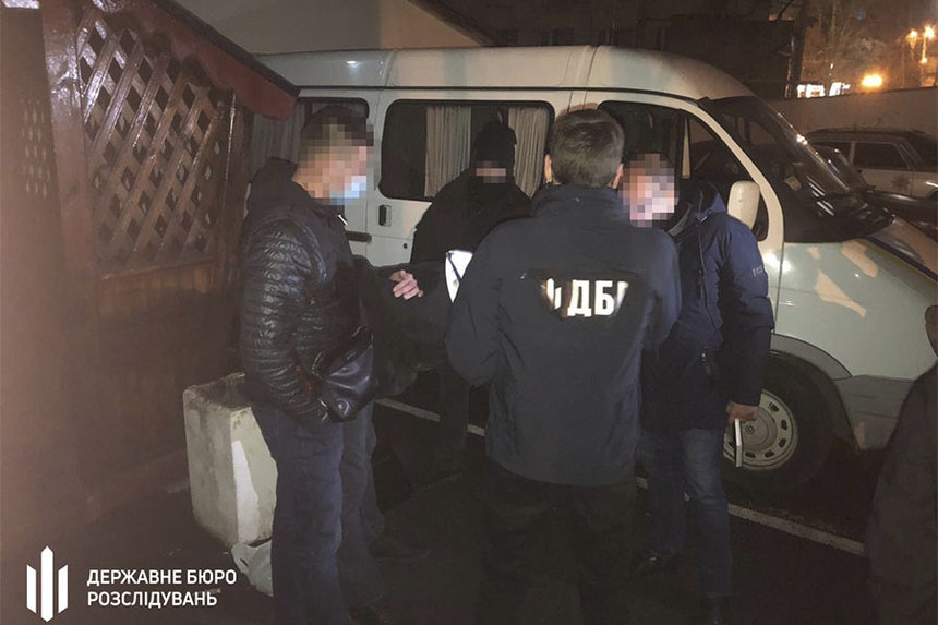 Новини Вінниці / У Вінниці після отримання хабара на поліцейського одягли кайданки