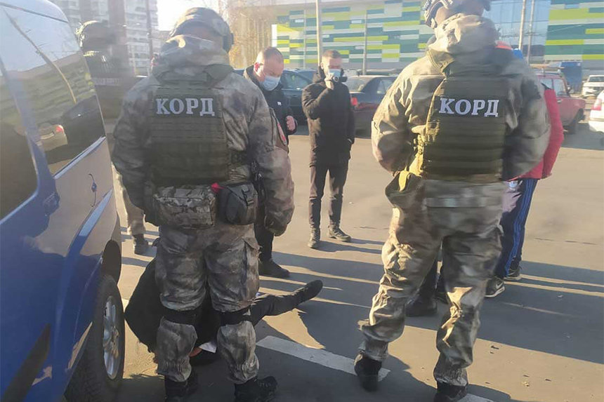 Новини Вінниці / Недільна спецоперація біля вокзалу: у Вінниці затримали підозрюваного у вимаганні 