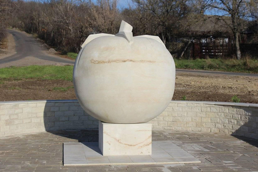 Новини Вінниці / На Вінниччині встановили пам’ятник томату-«годувальнику» (ФОТО)