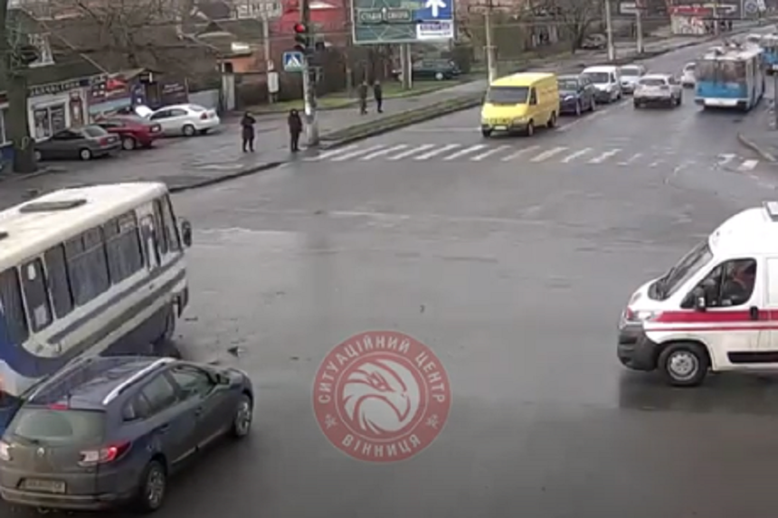 Новини Вінниці / У Вінниці автобус врізався в автівку, водій якої пропускав карету швидкої
