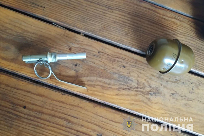 Новини Вінниці / У райцентрі на Вінниччині правоохоронці на вулиці затримали з гранатою чоловіка, підозрюваного у пограбуванні 