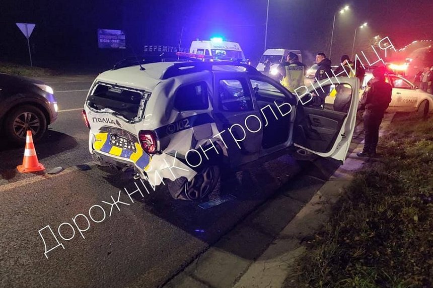 На об'їзній під Вінницею зіткнулись Volkswagen та поліцейський Renault: постраждало троє людей / Новости Винницы и области / Інформаційний портал На Париже Новини Вінниці / На об'їзній під Вінницею зіткнулись Volkswagen та поліцейський Renault: постраждало троє людей