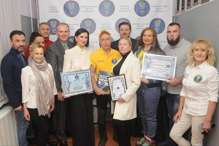 Започаткований вінничанкою флешмоб до Дня української хустки встановив новий національний рекорд / Новости Винницы и области / Інформаційний портал На Париже Новини Вінниці / Започаткований вінничанкою флешмоб до Дня української хустки встановив новий національний рекорд