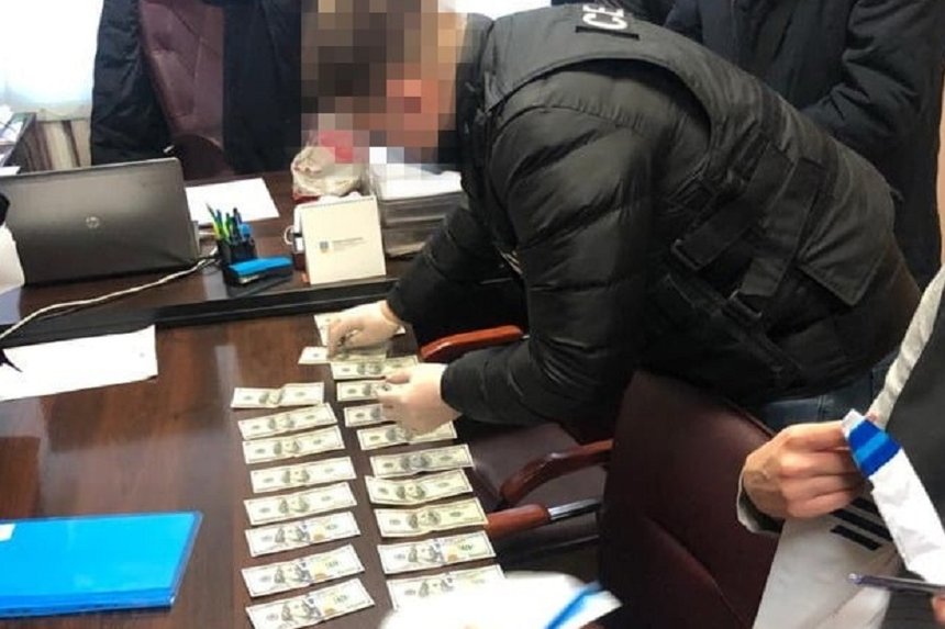 Чиновника Вінницької ОДА, якому інкримінують хабарництво, відсторонили від посади та відправили під домашній арешт / Новости Винницы и области / Інформаційний портал На Париже Новини Вінниці / Чиновника Вінницької ОДА, якому інкримінують хабарництво, відсторонили від посади та відправили під домашній арешт