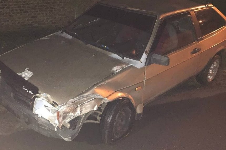 Новини Вінниці / У Вінниці молодик протаранив паркан та врізався в електроопору